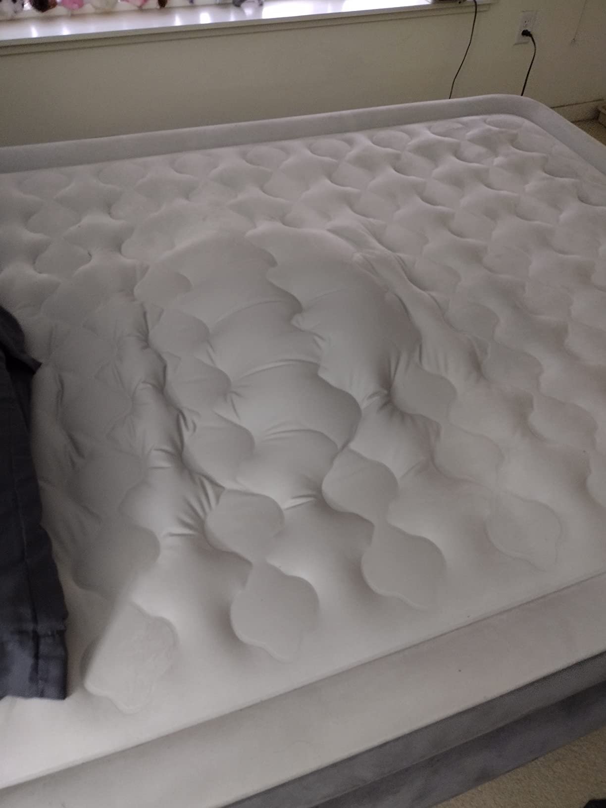 Intex 64447ED Dura-Beam Deluxe Ultra Plush Air Mattress with Headboard: Fiber-Tech – Queen Size – Built-in Electric Pump – 18in Bed Height – 600lb Weight Capacity photo review