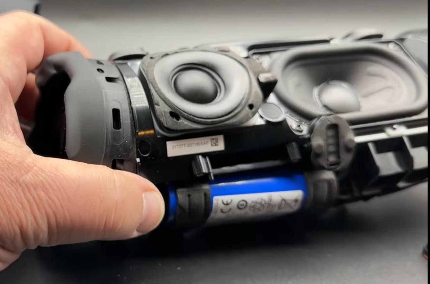 JBL Charge 6 - Portable Waterproof & Drop-Proof Bluetooth Speaker. Bold Pro Sound with AI Sound Boost. 28Hrs of Playtime. Built-in powerbank & Comes with a Sturdy/Removable Carrying Strap (Black) photo review