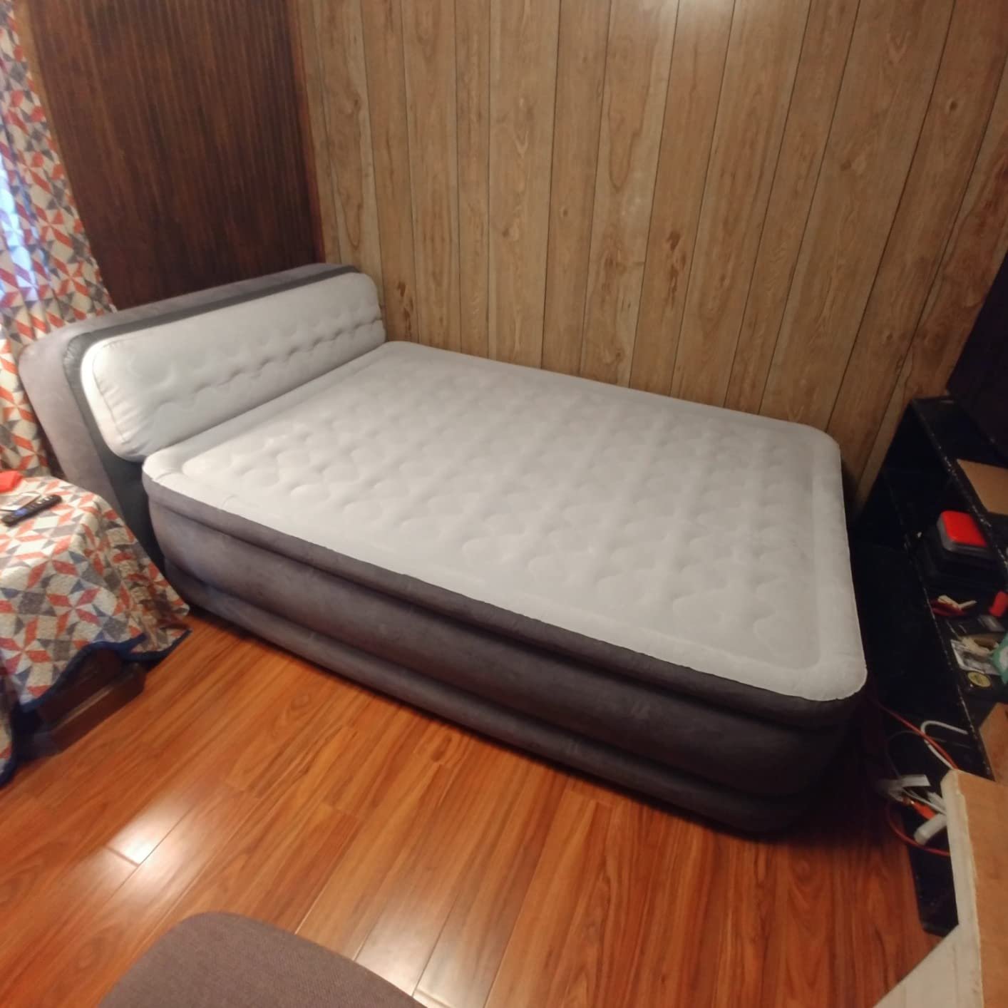 Intex 64447ED Dura-Beam Deluxe Ultra Plush Air Mattress with Headboard: Fiber-Tech – Queen Size – Built-in Electric Pump – 18in Bed Height – 600lb Weight Capacity photo review