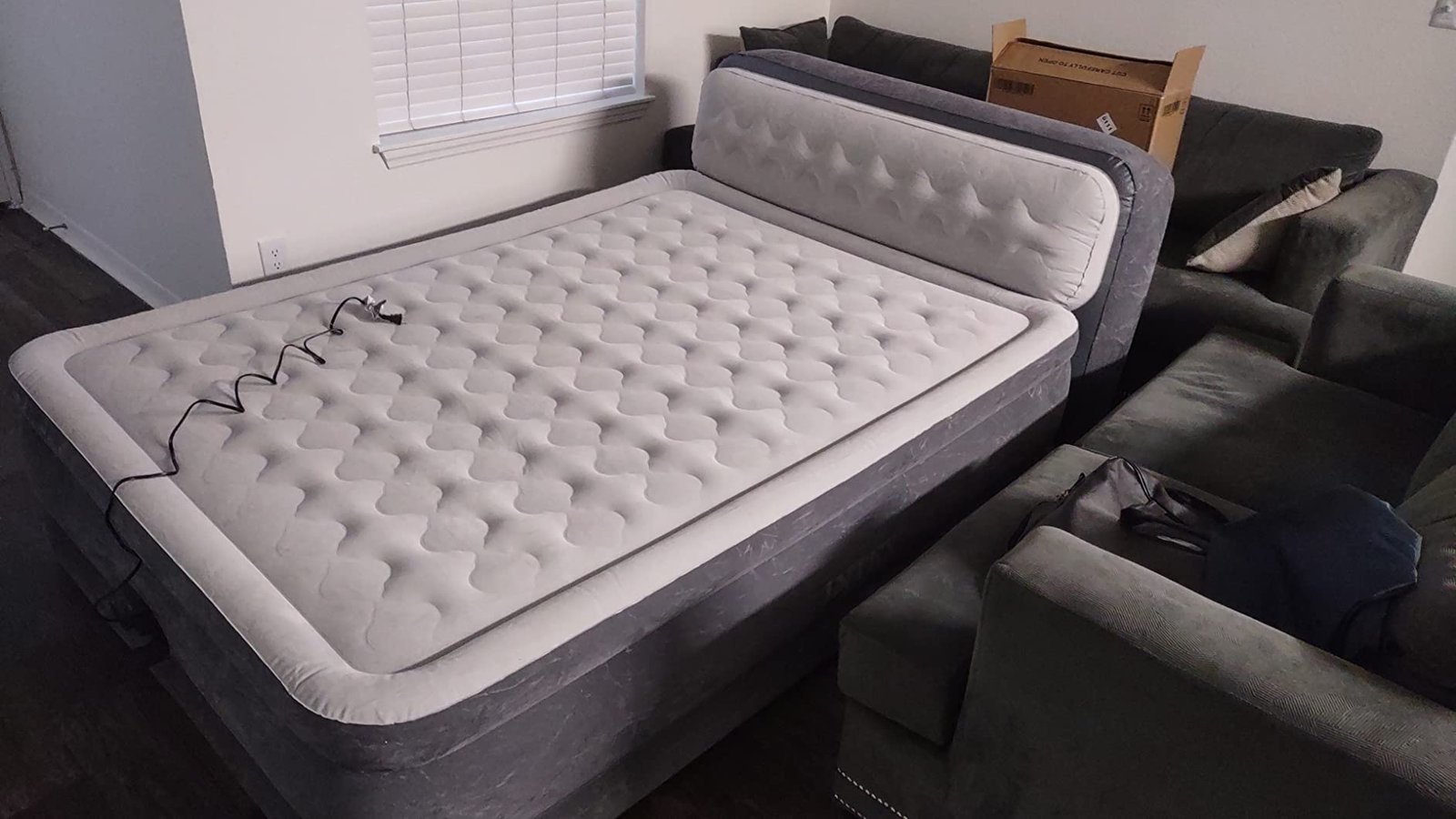 Intex 64447ED Dura-Beam Deluxe Ultra Plush Air Mattress with Headboard: Fiber-Tech – Queen Size – Built-in Electric Pump – 18in Bed Height – 600lb Weight Capacity photo review