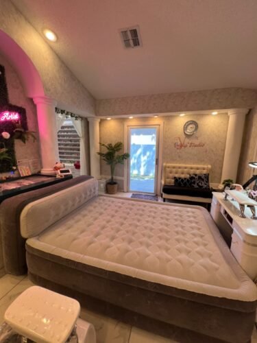 Intex 64447ED Dura-Beam Deluxe Ultra Plush Air Mattress with Headboard: Fiber-Tech – Queen Size – Built-in Electric Pump – 18in Bed Height – 600lb Weight Capacity photo review