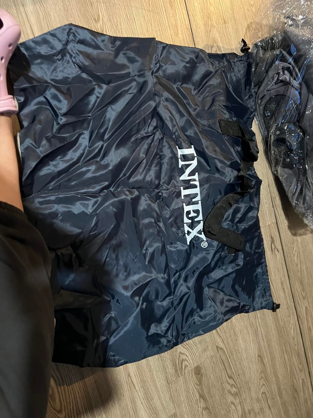 Intex 64447ED Dura-Beam Deluxe Ultra Plush Air Mattress with Headboard: Fiber-Tech – Queen Size – Built-in Electric Pump – 18in Bed Height – 600lb Weight Capacity photo review