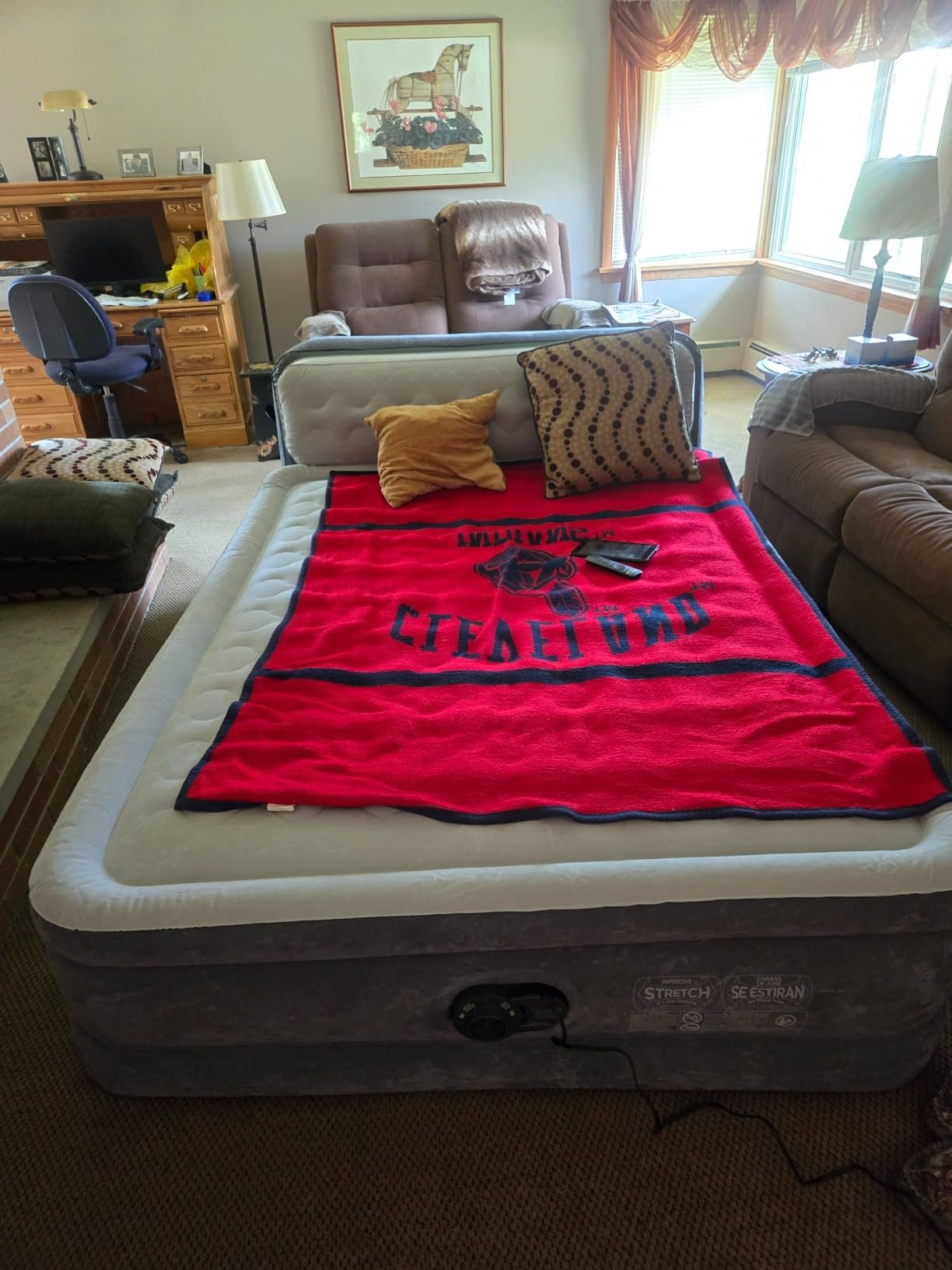 Intex 64447ED Dura-Beam Deluxe Ultra Plush Air Mattress with Headboard: Fiber-Tech – Queen Size – Built-in Electric Pump – 18in Bed Height – 600lb Weight Capacity photo review