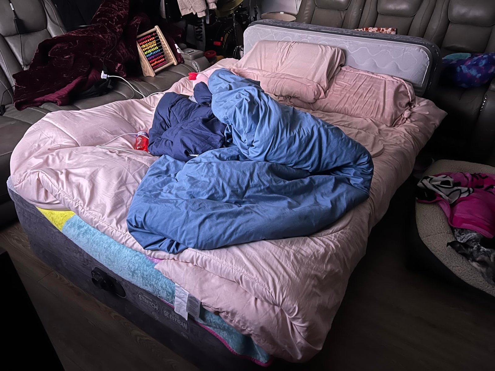 Intex 64447ED Dura-Beam Deluxe Ultra Plush Air Mattress with Headboard: Fiber-Tech – Queen Size – Built-in Electric Pump – 18in Bed Height – 600lb Weight Capacity photo review