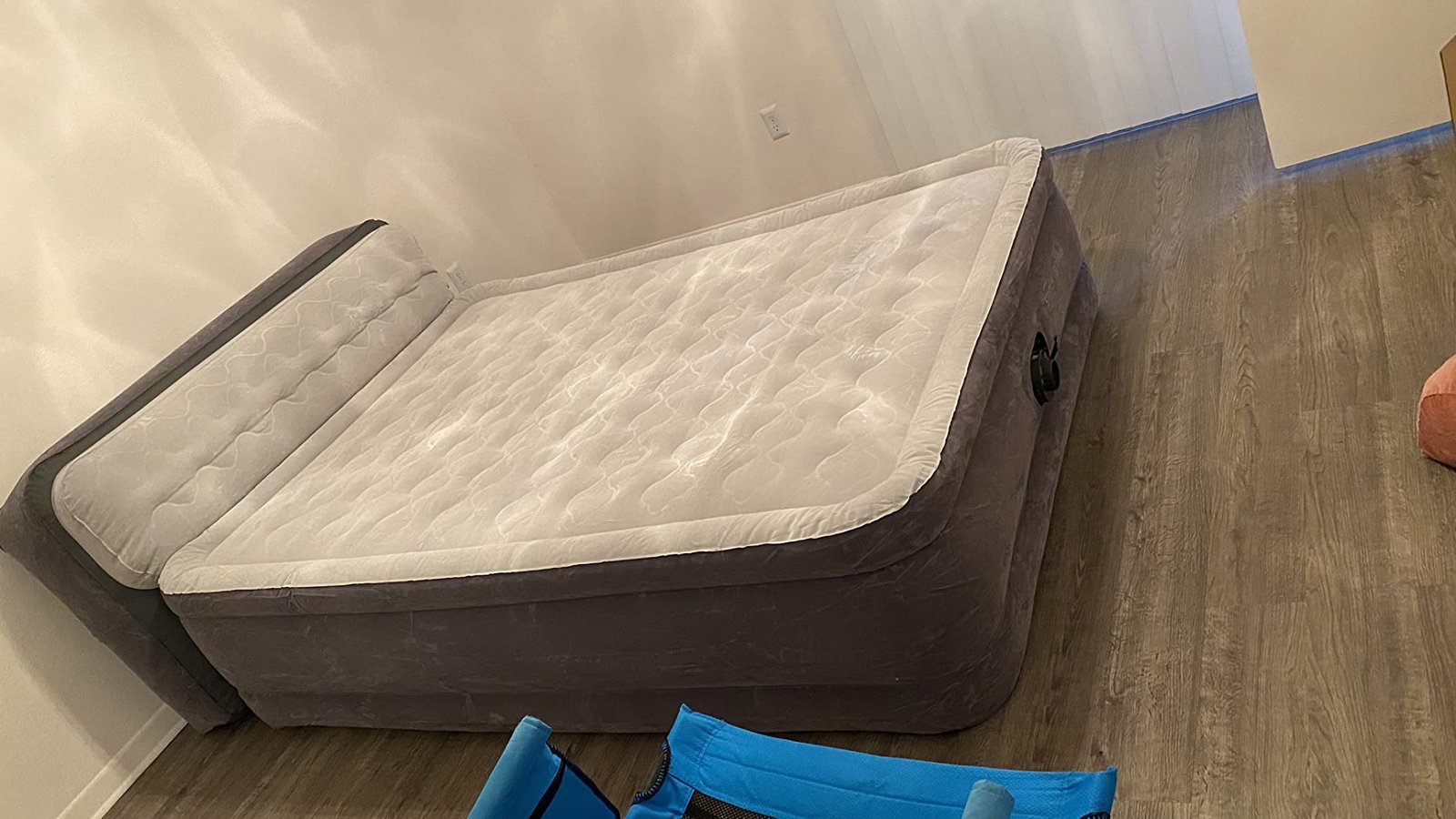 Intex 64447ED Dura-Beam Deluxe Ultra Plush Air Mattress with Headboard: Fiber-Tech – Queen Size – Built-in Electric Pump – 18in Bed Height – 600lb Weight Capacity photo review