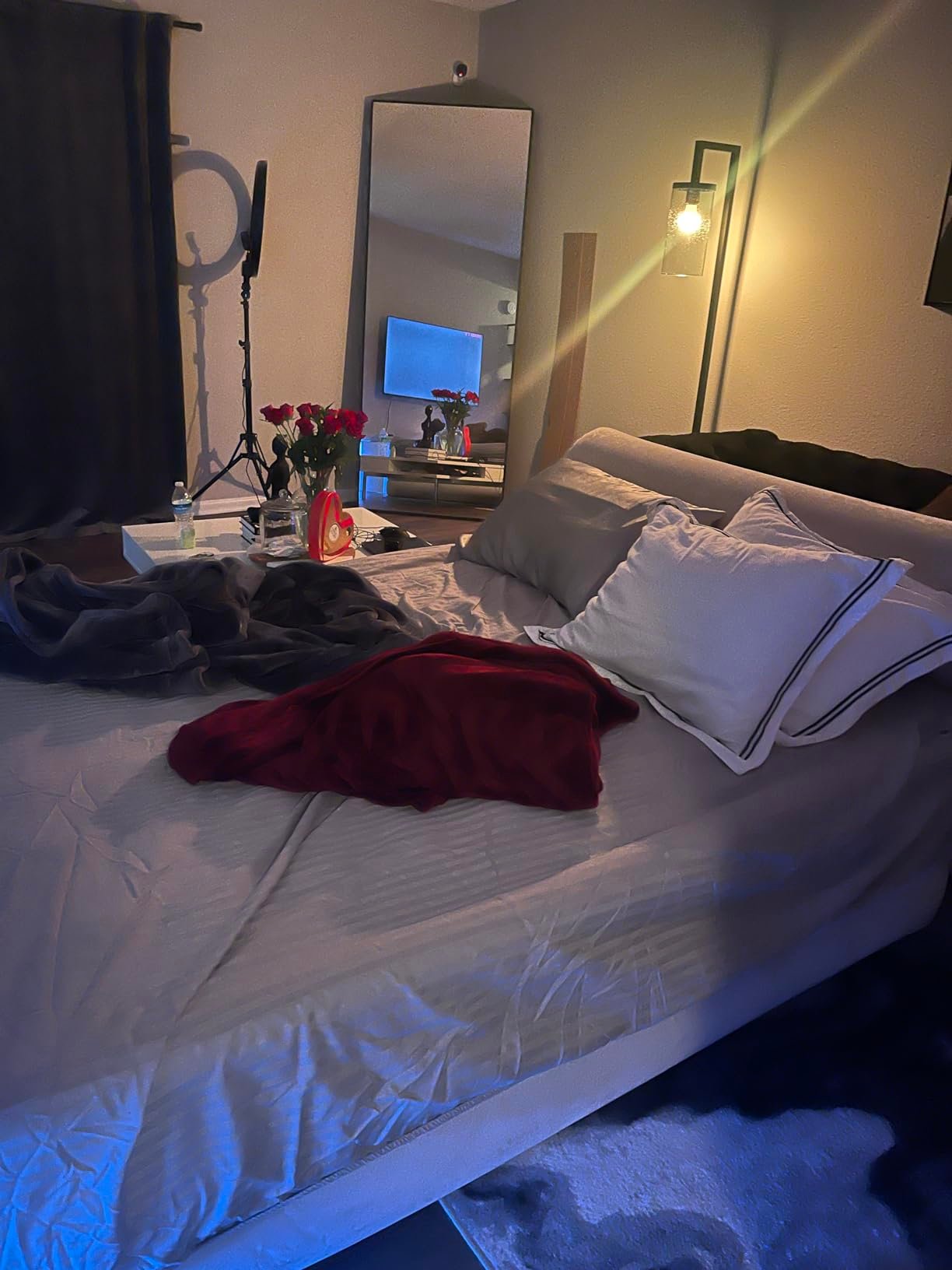 Intex 64447ED Dura-Beam Deluxe Ultra Plush Air Mattress with Headboard: Fiber-Tech – Queen Size – Built-in Electric Pump – 18in Bed Height – 600lb Weight Capacity photo review