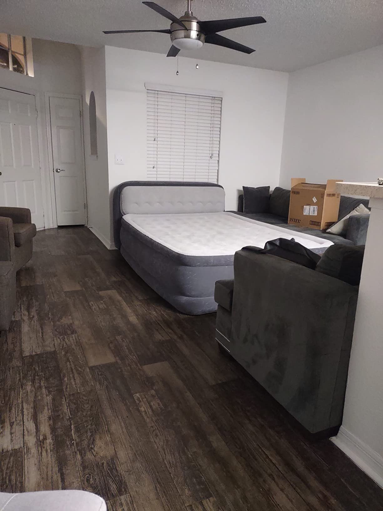 Intex 64447ED Dura-Beam Deluxe Ultra Plush Air Mattress with Headboard: Fiber-Tech – Queen Size – Built-in Electric Pump – 18in Bed Height – 600lb Weight Capacity photo review