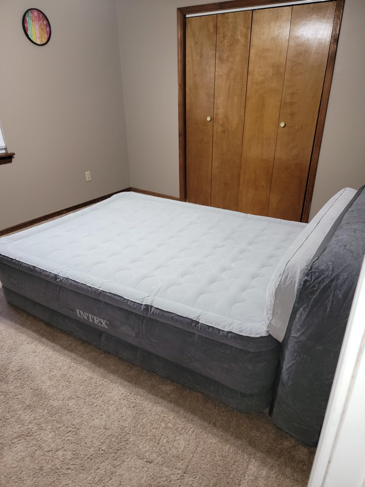 Intex 64447ED Dura-Beam Deluxe Ultra Plush Air Mattress with Headboard: Fiber-Tech – Queen Size – Built-in Electric Pump – 18in Bed Height – 600lb Weight Capacity photo review