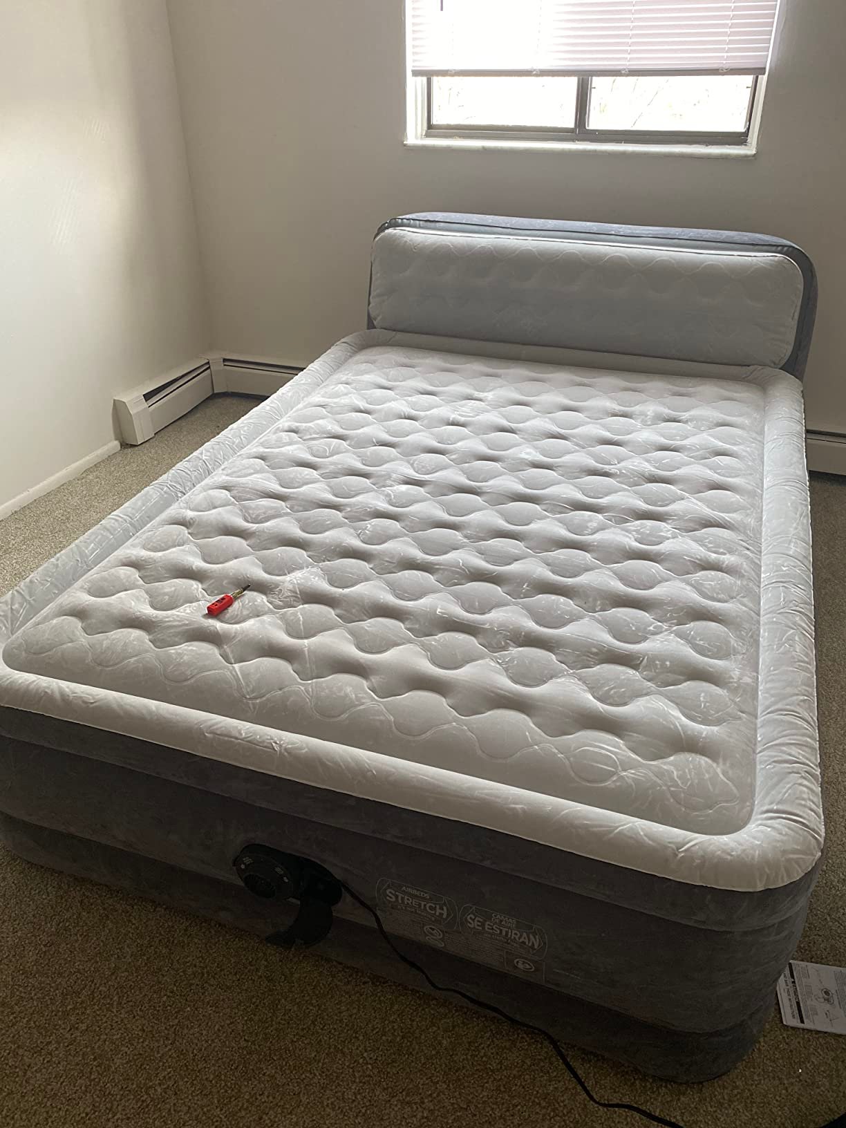 Intex 64447ED Dura-Beam Deluxe Ultra Plush Air Mattress with Headboard: Fiber-Tech – Queen Size – Built-in Electric Pump – 18in Bed Height – 600lb Weight Capacity photo review