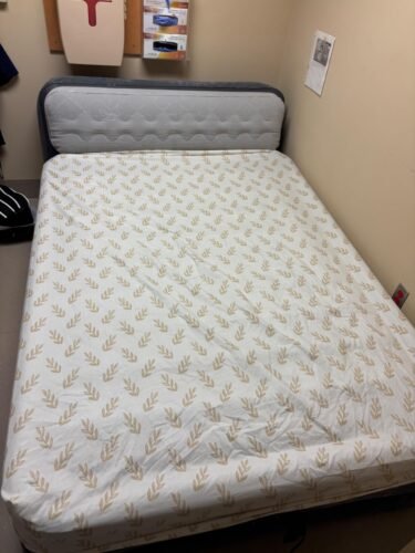 Intex 64447ED Dura-Beam Deluxe Ultra Plush Air Mattress with Headboard: Fiber-Tech – Queen Size – Built-in Electric Pump – 18in Bed Height – 600lb Weight Capacity photo review