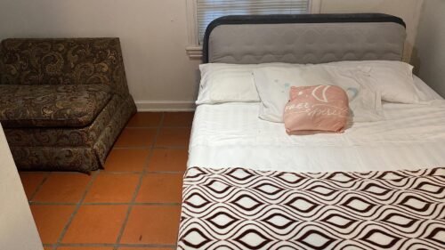 Intex 64447ED Dura-Beam Deluxe Ultra Plush Air Mattress with Headboard: Fiber-Tech – Queen Size – Built-in Electric Pump – 18in Bed Height – 600lb Weight Capacity photo review