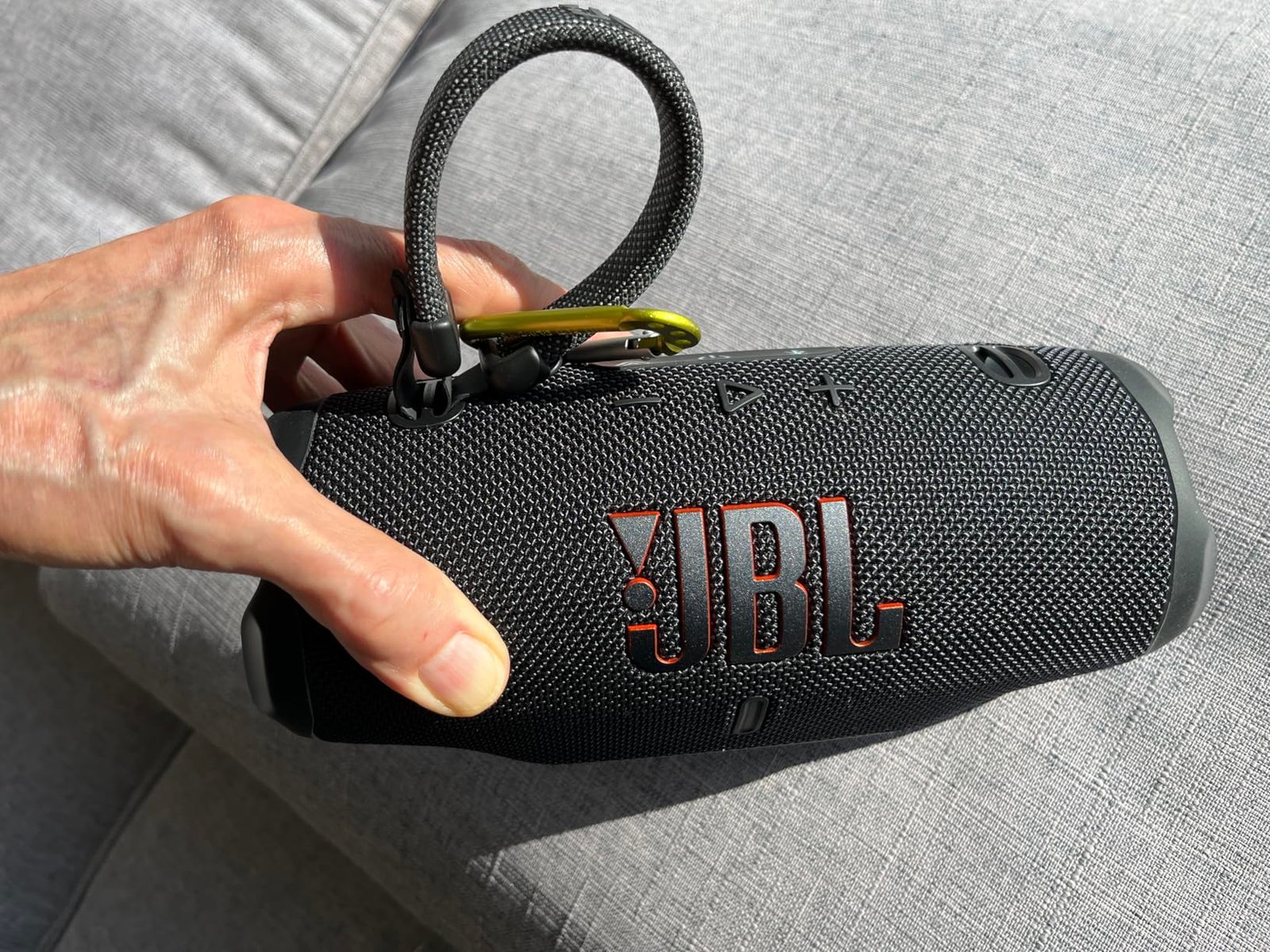 JBL Charge 6 - Portable Waterproof & Drop-Proof Bluetooth Speaker. Bold Pro Sound with AI Sound Boost. 28Hrs of Playtime. Built-in powerbank & Comes with a Sturdy/Removable Carrying Strap (Black) photo review