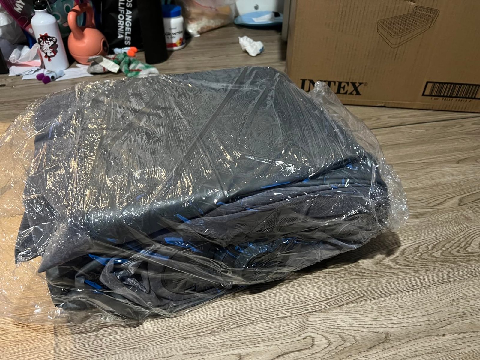 Intex 64447ED Dura-Beam Deluxe Ultra Plush Air Mattress with Headboard: Fiber-Tech – Queen Size – Built-in Electric Pump – 18in Bed Height – 600lb Weight Capacity photo review