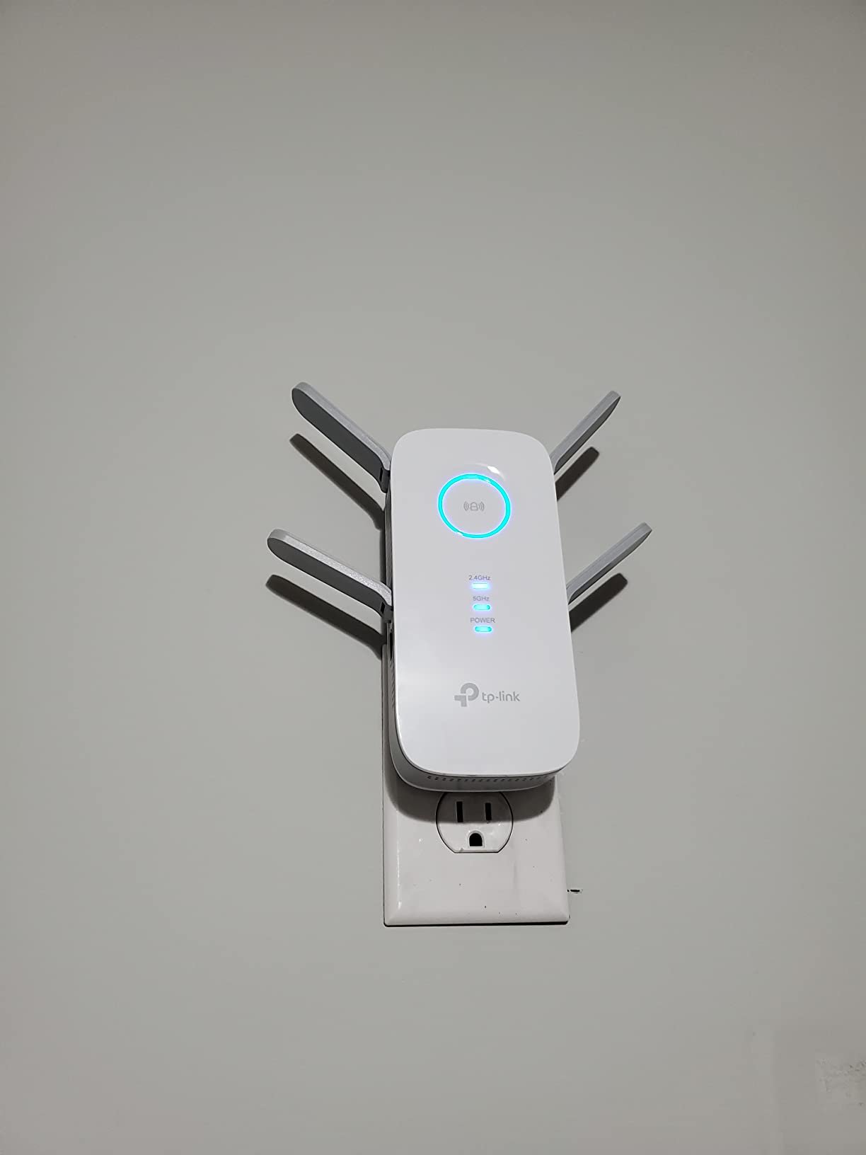 TP-Link WiFi Extender with Ethernet Port. Dual Band 5GHz/2.4GHz. Up to 44% More Bandwidth Than Single Band. Covers Up to 1200 Sq.ft and 30 Devices. Signal Booster Amplifier Supports OneMesh(RE220) photo review