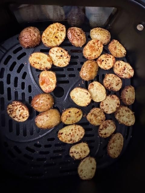 Philips 2000 Series Airfryer - RapidAir Technology. 13-in-1 Ways to Cook. 4.4QT Capacity. Healthier Meals Up to 90% Less Fat. Easy to Clean. Dishwasher Safe. Touchscreen Control. HomeID App (NA221/00) photo review