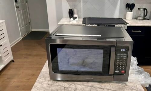 TOSHIBA EM131A5C-BS Countertop Microwave Ovens 1.2 Cu Ft. 12.4 Removable Turntable Smart Humidity Sensor 12 Auto Menus Mute Function ECO Mode Easy Clean Interior Black Color 1000W photo review