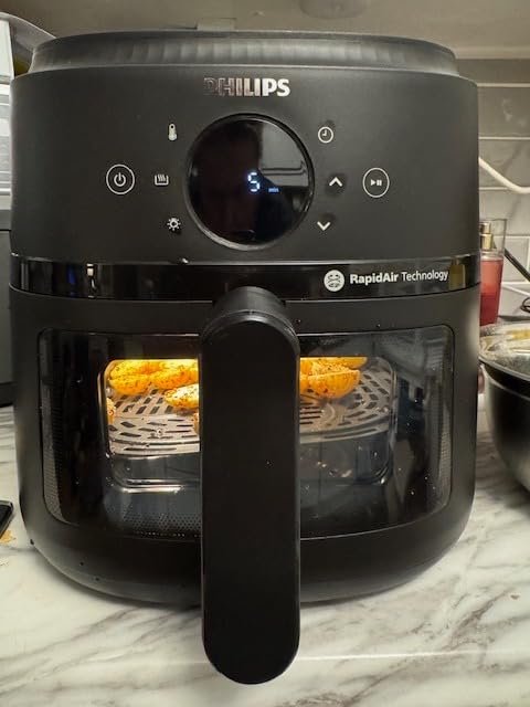 Philips 2000 Series Airfryer - RapidAir Technology. 13-in-1 Ways to Cook. 4.4QT Capacity. Healthier Meals Up to 90% Less Fat. Easy to Clean. Dishwasher Safe. Touchscreen Control. HomeID App (NA221/00) photo review