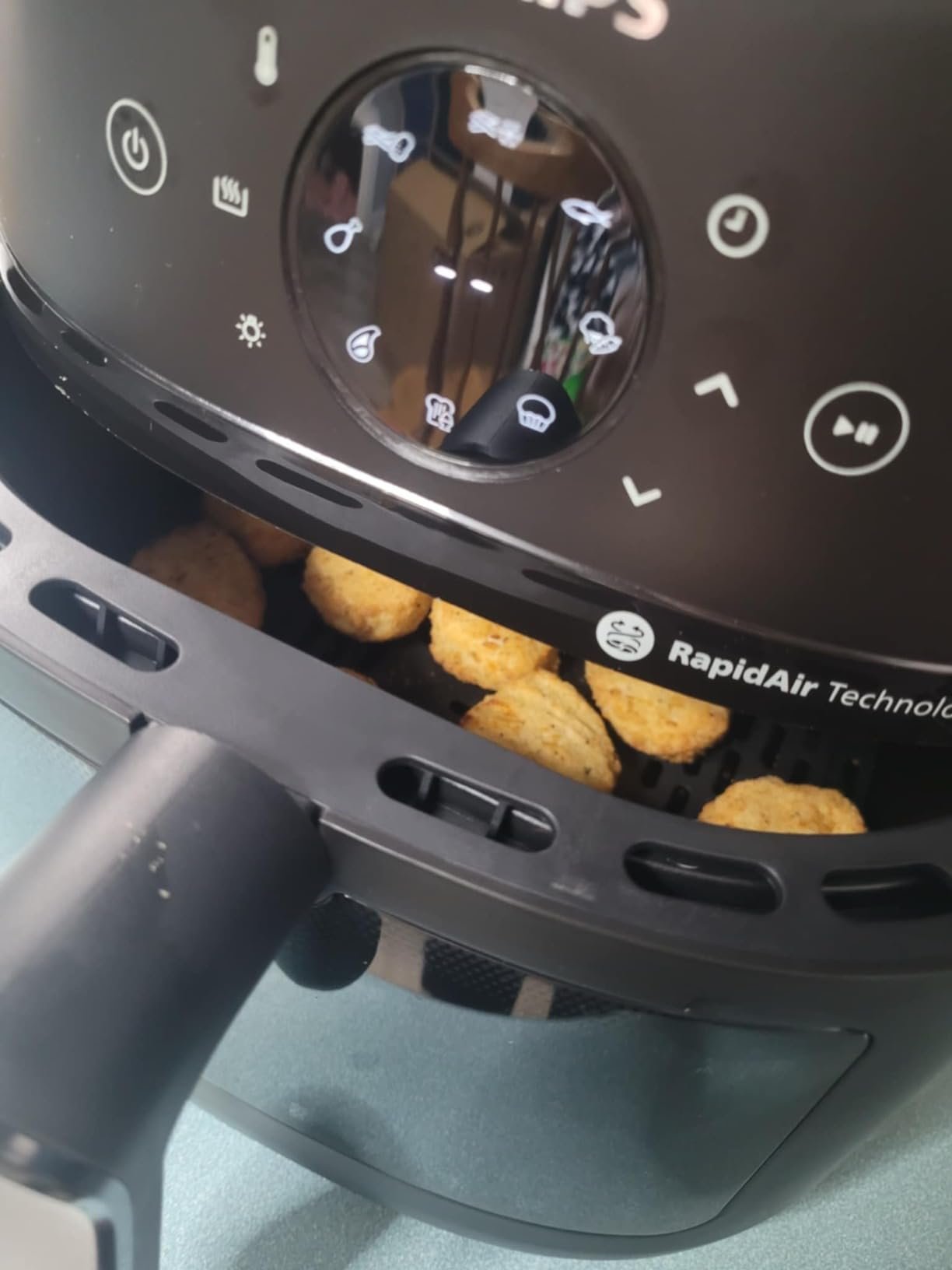 Philips 2000 Series Airfryer - RapidAir Technology. 13-in-1 Ways to Cook. 4.4QT Capacity. Healthier Meals Up to 90% Less Fat. Easy to Clean. Dishwasher Safe. Touchscreen Control. HomeID App (NA221/00) photo review