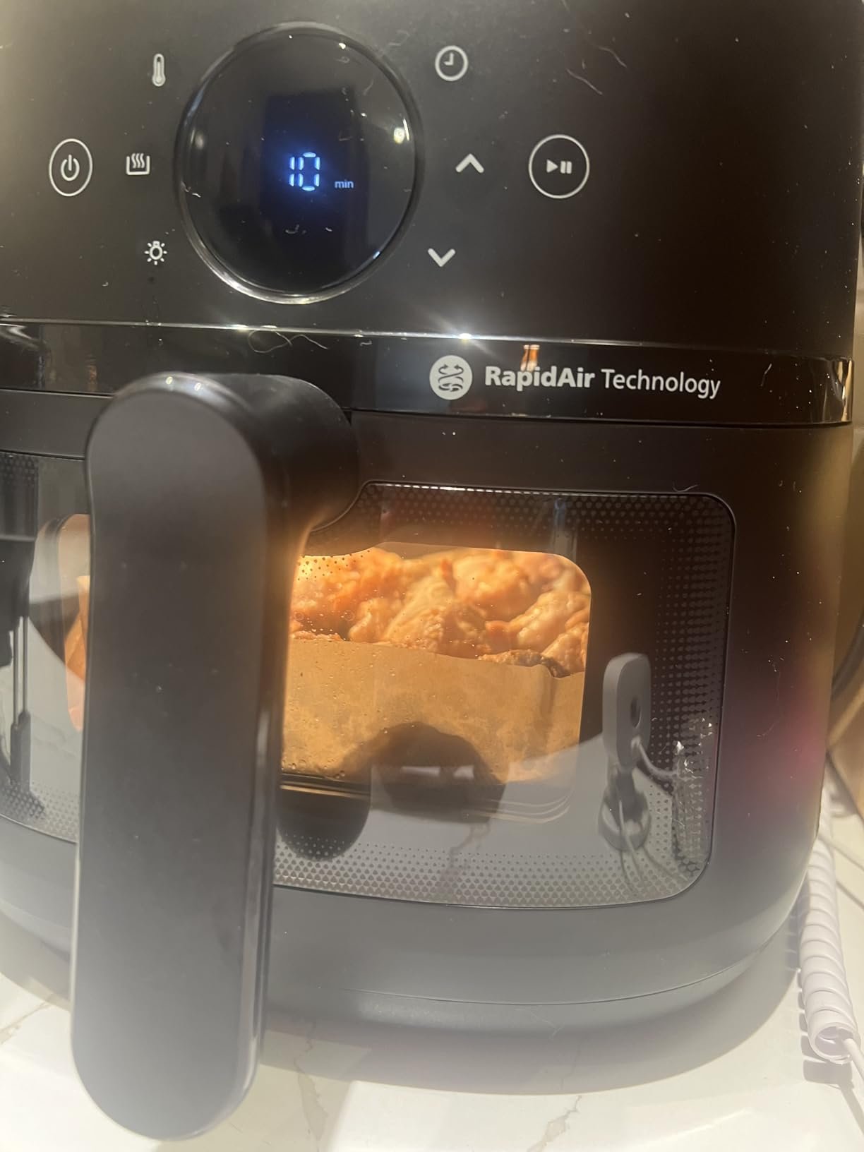 Philips 2000 Series Airfryer - RapidAir Technology. 13-in-1 Ways to Cook. 4.4QT Capacity. Healthier Meals Up to 90% Less Fat. Easy to Clean. Dishwasher Safe. Touchscreen Control. HomeID App (NA221/00) photo review