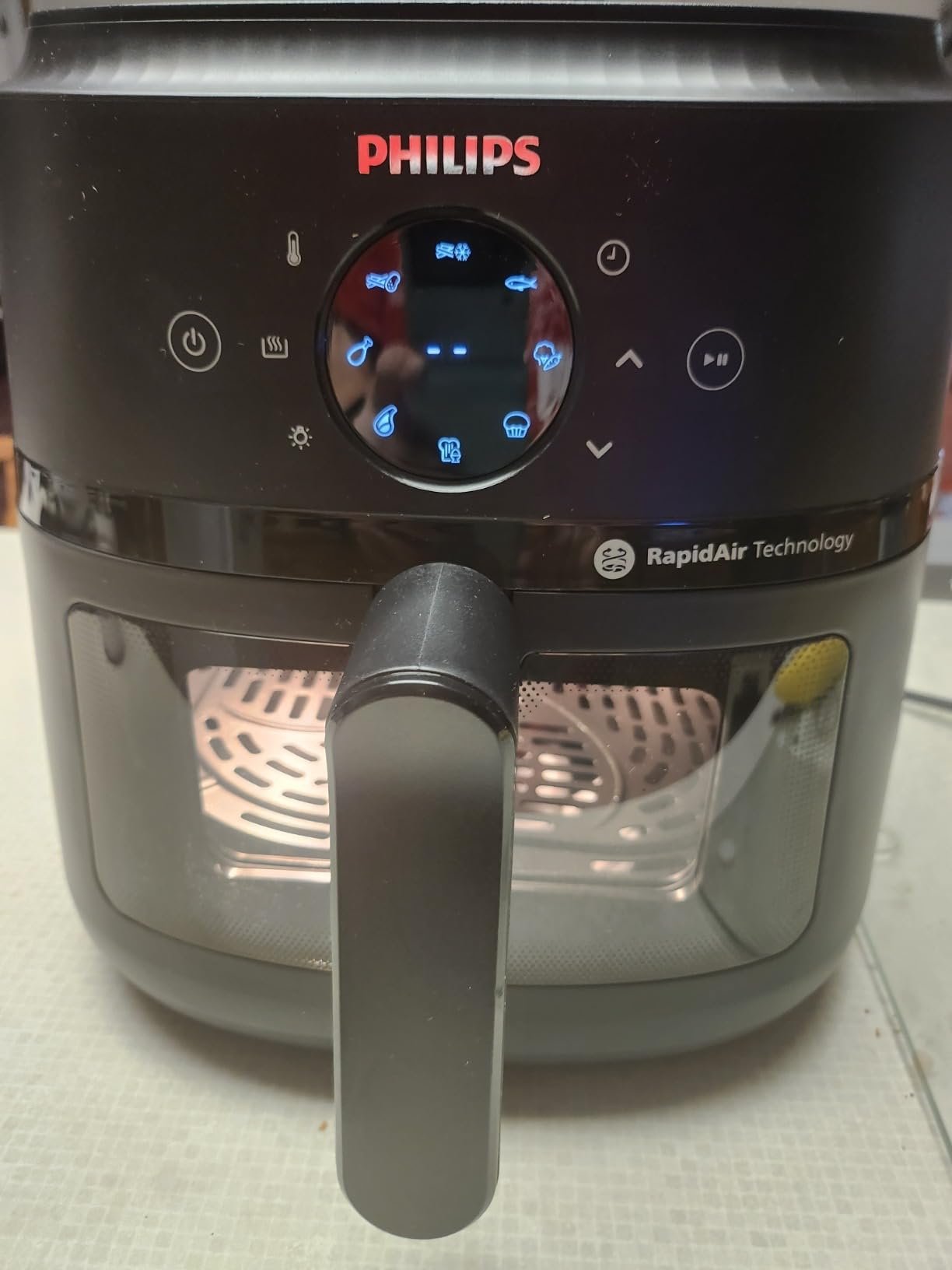 Philips 2000 Series Airfryer - RapidAir Technology. 13-in-1 Ways to Cook. 4.4QT Capacity. Healthier Meals Up to 90% Less Fat. Easy to Clean. Dishwasher Safe. Touchscreen Control. HomeID App (NA221/00) photo review
