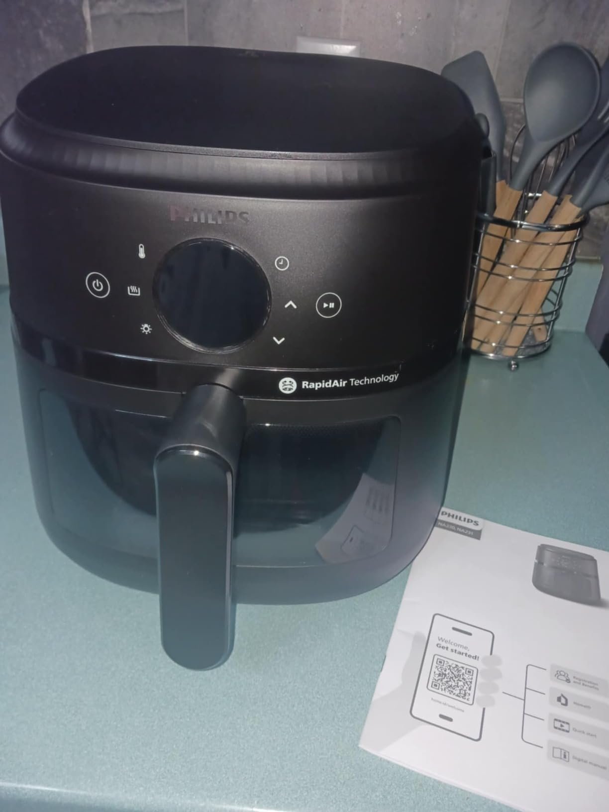 Philips 2000 Series Airfryer - RapidAir Technology. 13-in-1 Ways to Cook. 4.4QT Capacity. Healthier Meals Up to 90% Less Fat. Easy to Clean. Dishwasher Safe. Touchscreen Control. HomeID App (NA221/00) photo review