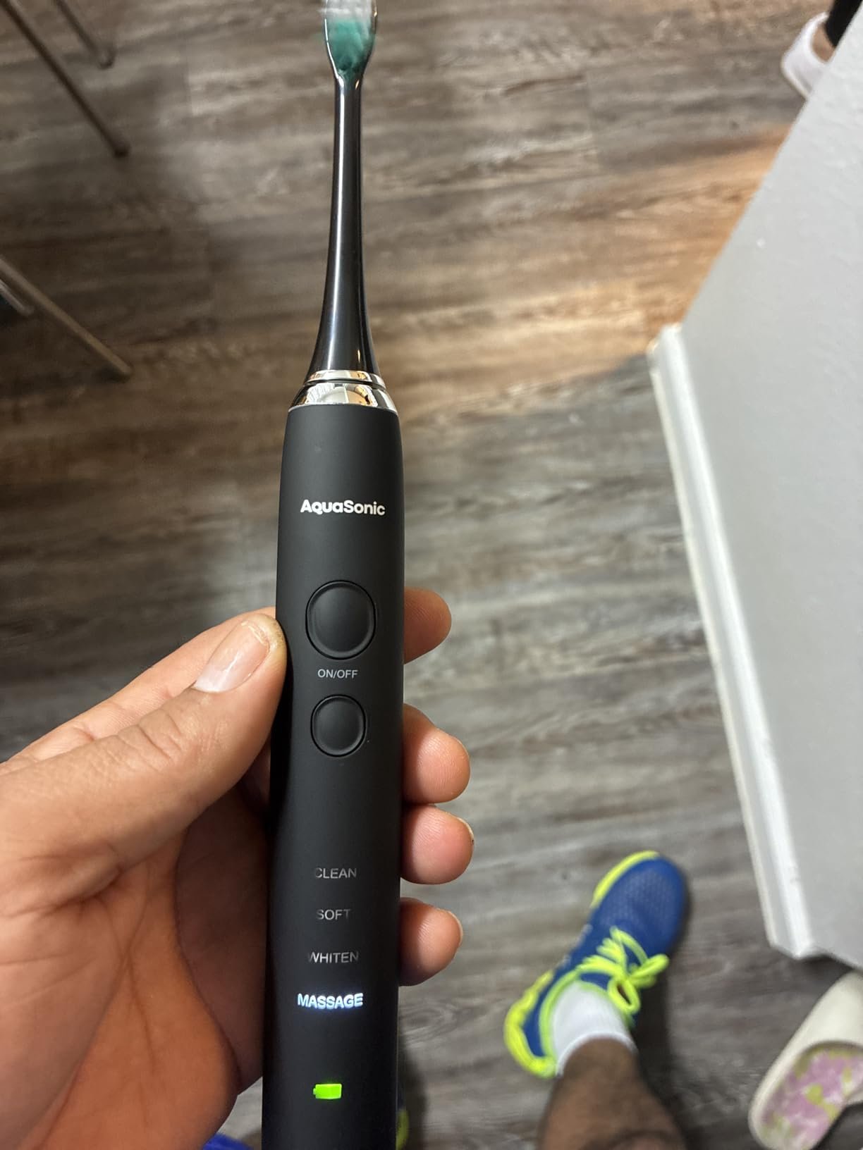 Aquasonic Black Series Ultra Whitening Toothbrush – ADA Accepted Electric Toothbrush- 8 Brush Heads & Travel Case – 40.000 VPM Electric Motor & Wireless Charging - 4 Modes w Smart Timer photo review