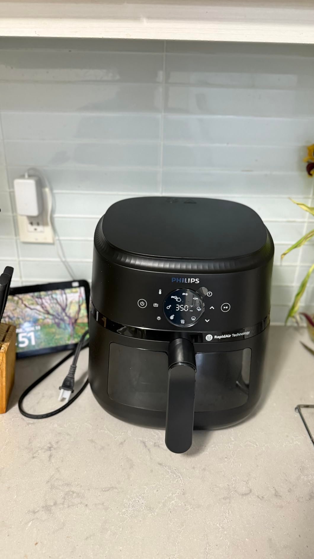 Philips 2000 Series Airfryer - RapidAir Technology. 13-in-1 Ways to Cook. 4.4QT Capacity. Healthier Meals Up to 90% Less Fat. Easy to Clean. Dishwasher Safe. Touchscreen Control. HomeID App (NA221/00) photo review