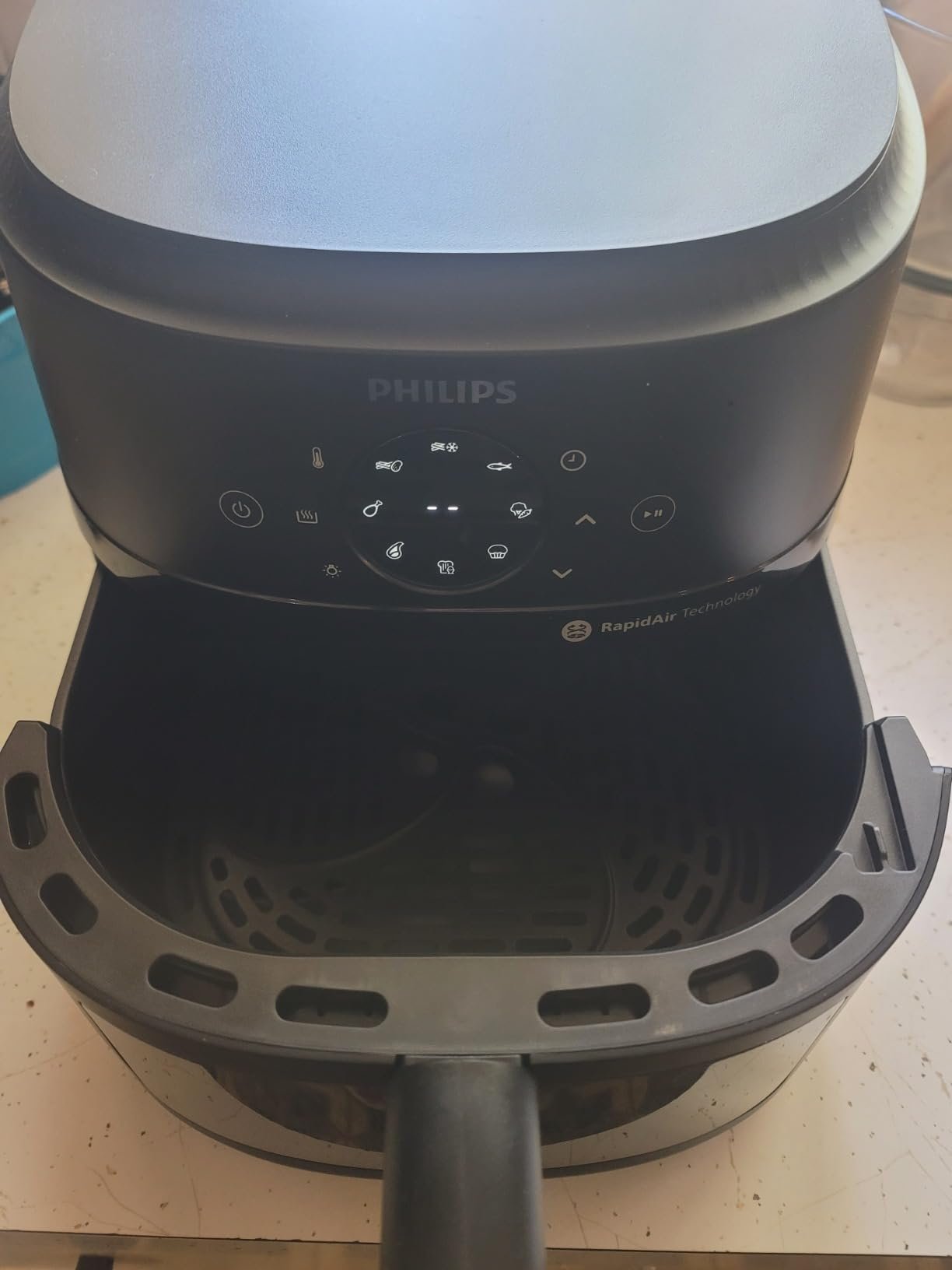 Philips 2000 Series Airfryer - RapidAir Technology. 13-in-1 Ways to Cook. 4.4QT Capacity. Healthier Meals Up to 90% Less Fat. Easy to Clean. Dishwasher Safe. Touchscreen Control. HomeID App (NA221/00) photo review