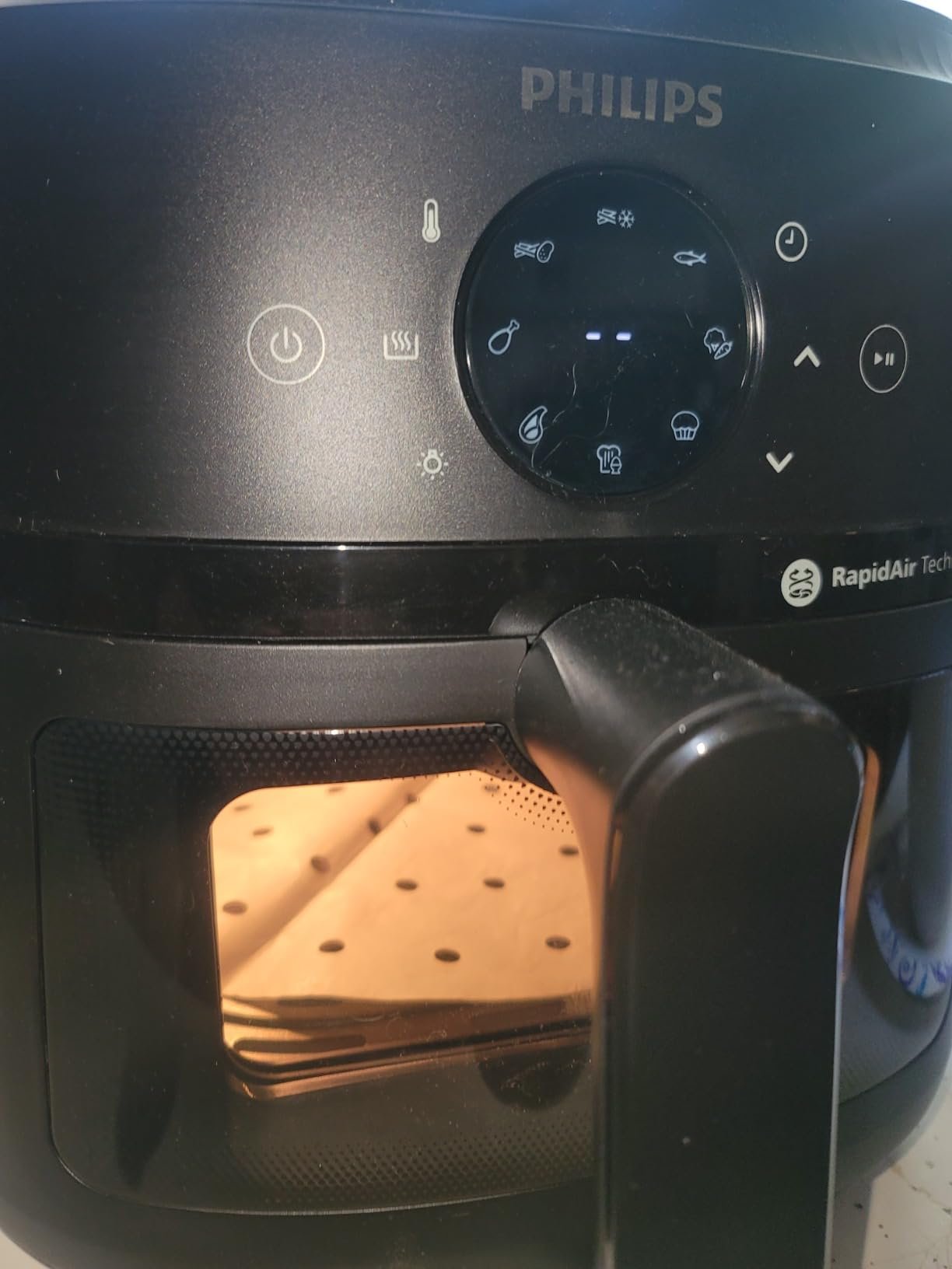 Philips 2000 Series Airfryer - RapidAir Technology. 13-in-1 Ways to Cook. 4.4QT Capacity. Healthier Meals Up to 90% Less Fat. Easy to Clean. Dishwasher Safe. Touchscreen Control. HomeID App (NA221/00) photo review