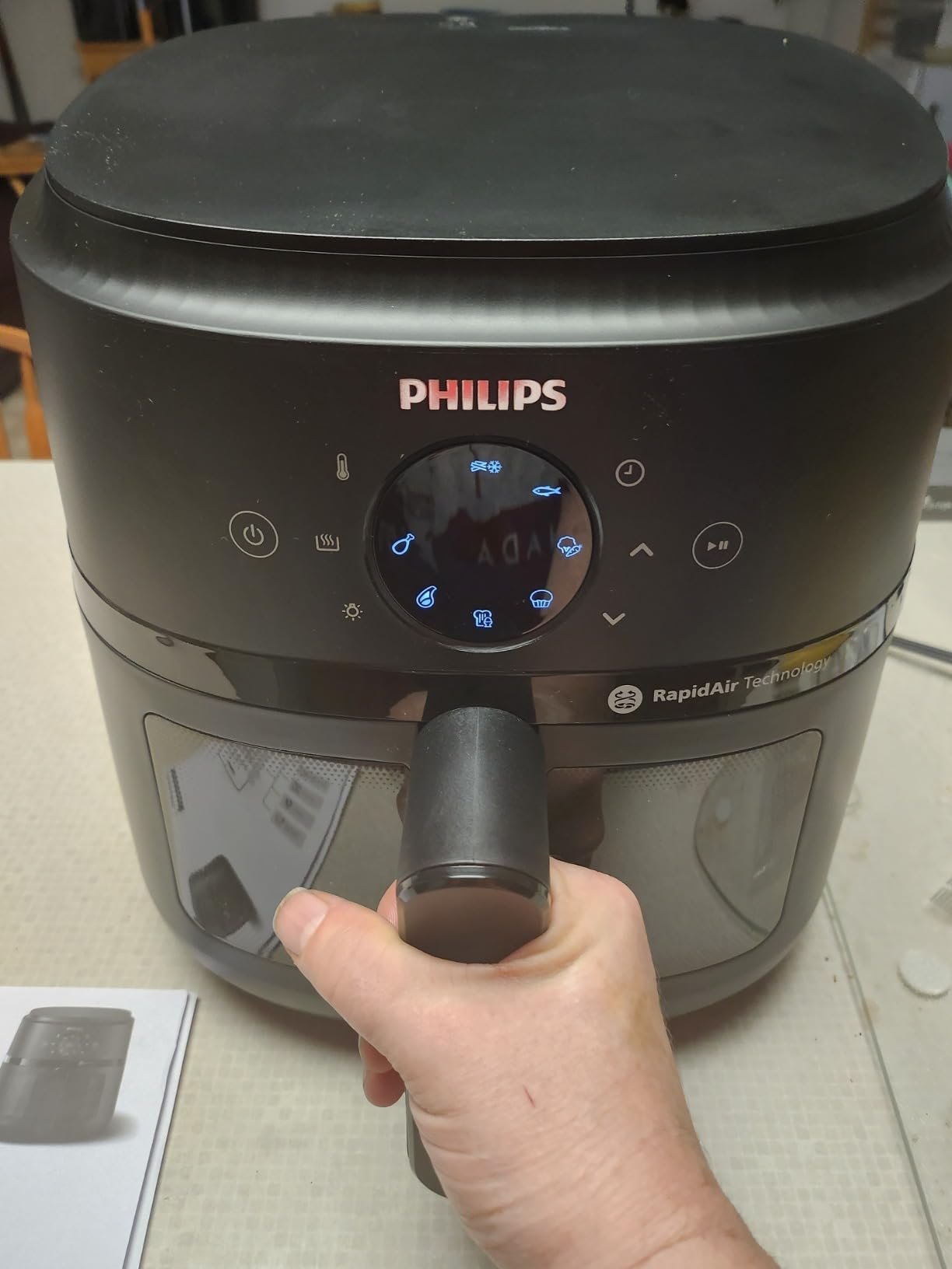 Philips 2000 Series Airfryer - RapidAir Technology. 13-in-1 Ways to Cook. 4.4QT Capacity. Healthier Meals Up to 90% Less Fat. Easy to Clean. Dishwasher Safe. Touchscreen Control. HomeID App (NA221/00) photo review