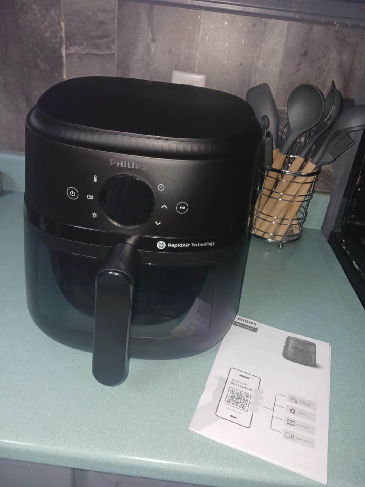 Philips 2000 Series Airfryer - RapidAir Technology. 13-in-1 Ways to Cook. 4.4QT Capacity. Healthier Meals Up to 90% Less Fat. Easy to Clean. Dishwasher Safe. Touchscreen Control. HomeID App (NA221/00) photo review