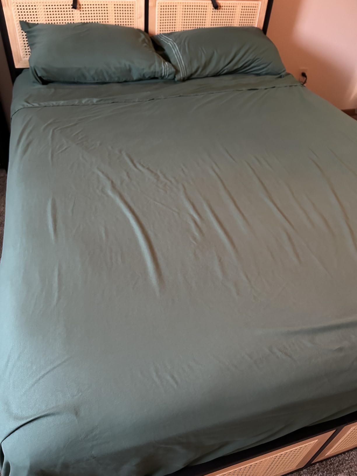 Queen Size 4 Piece Sheet Set - Comfy Breathable & Cooling Bed Sheets Set - Hotel Luxury Bedding for Women. Men. Kids. Teens. Boys & Girls - Deep Pockets. Soft and Wrinkle Free - Oeko-Tex - Dark Grey photo review