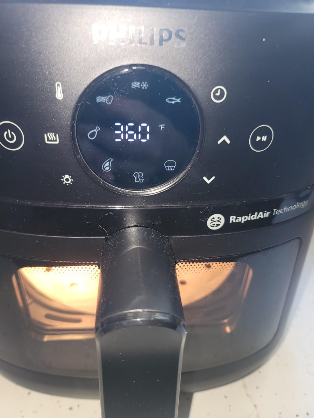 Philips 2000 Series Airfryer - RapidAir Technology. 13-in-1 Ways to Cook. 4.4QT Capacity. Healthier Meals Up to 90% Less Fat. Easy to Clean. Dishwasher Safe. Touchscreen Control. HomeID App (NA221/00) photo review