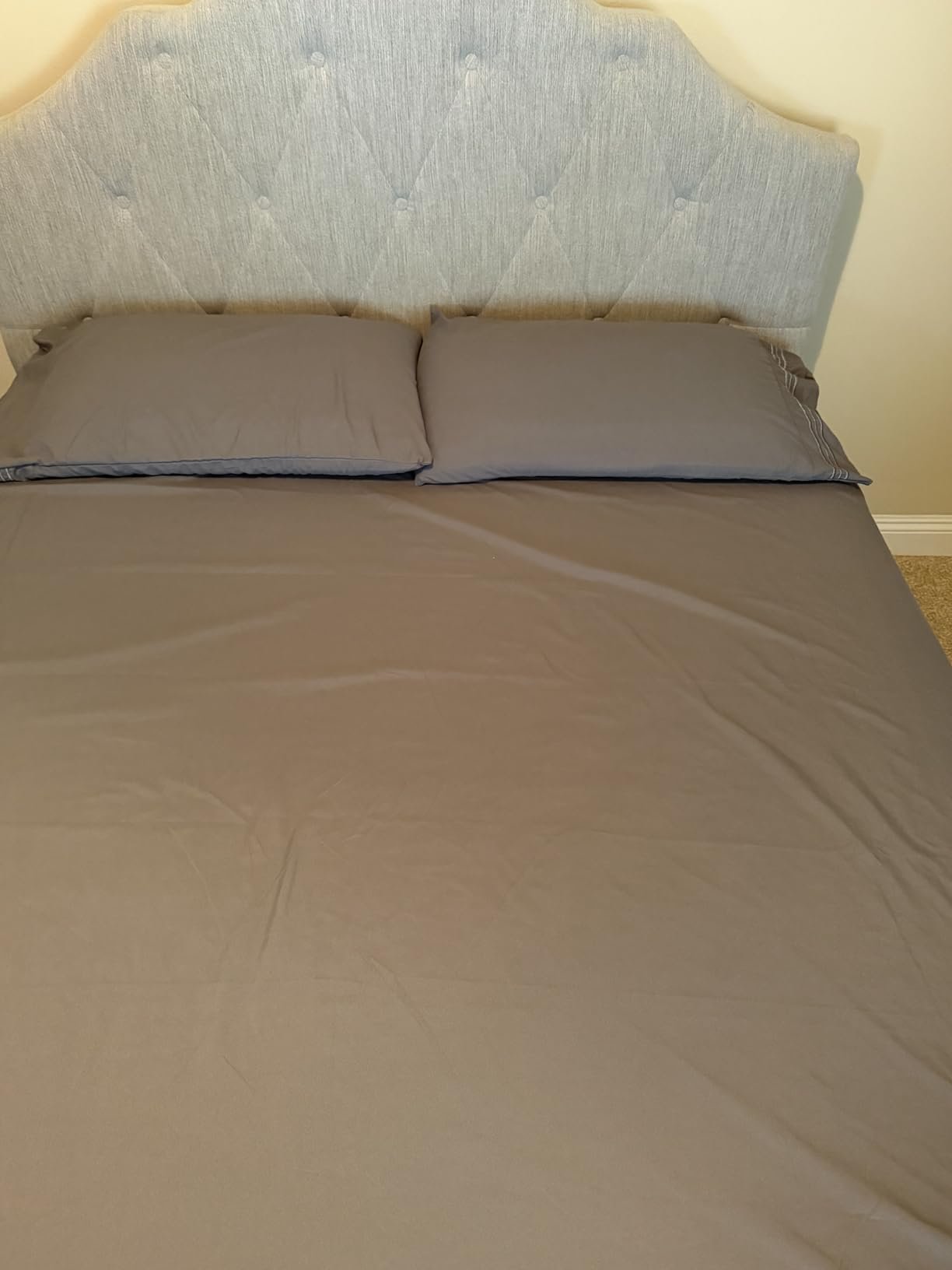 Queen Size 4 Piece Sheet Set - Comfy Breathable & Cooling Bed Sheets Set - Hotel Luxury Bedding for Women. Men. Kids. Teens. Boys & Girls - Deep Pockets. Soft and Wrinkle Free - Oeko-Tex - Dark Grey photo review