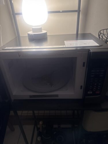 TOSHIBA EM131A5C-BS Countertop Microwave Ovens 1.2 Cu Ft. 12.4 Removable Turntable Smart Humidity Sensor 12 Auto Menus Mute Function ECO Mode Easy Clean Interior Black Color 1000W photo review