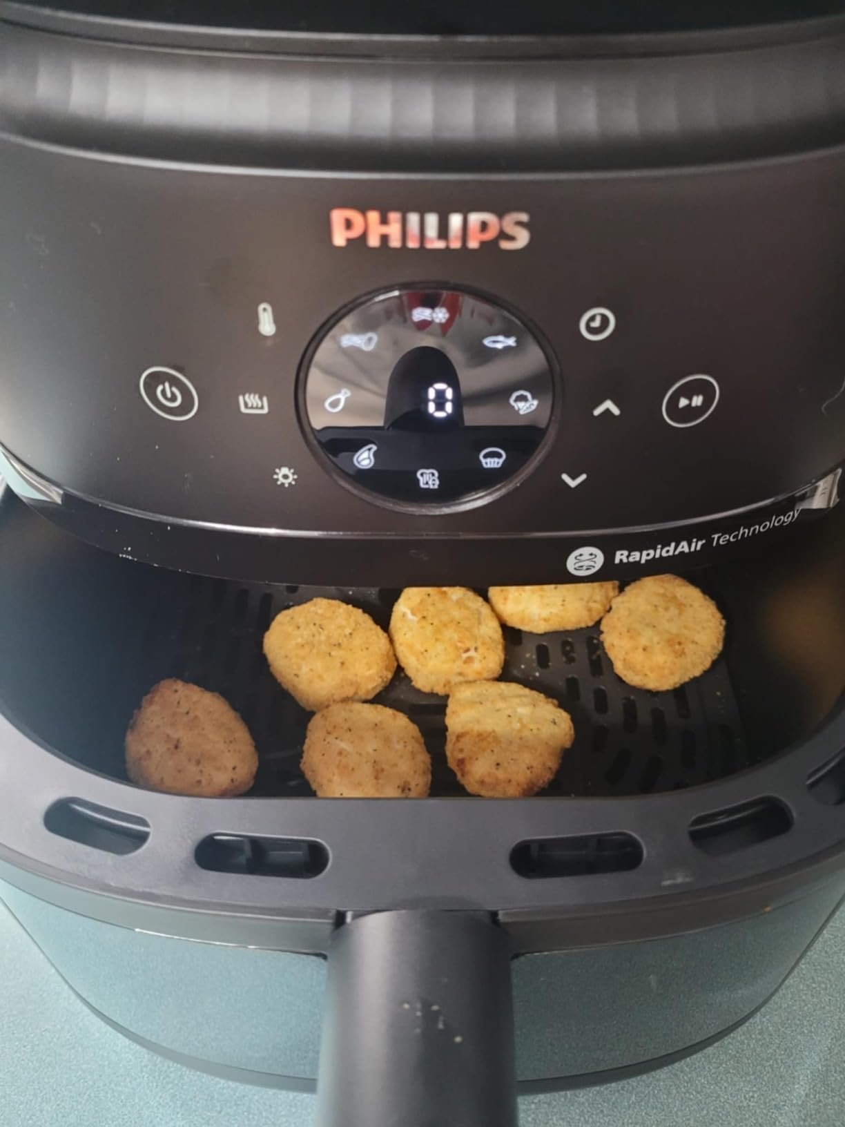 Philips 2000 Series Airfryer - RapidAir Technology. 13-in-1 Ways to Cook. 4.4QT Capacity. Healthier Meals Up to 90% Less Fat. Easy to Clean. Dishwasher Safe. Touchscreen Control. HomeID App (NA221/00) photo review