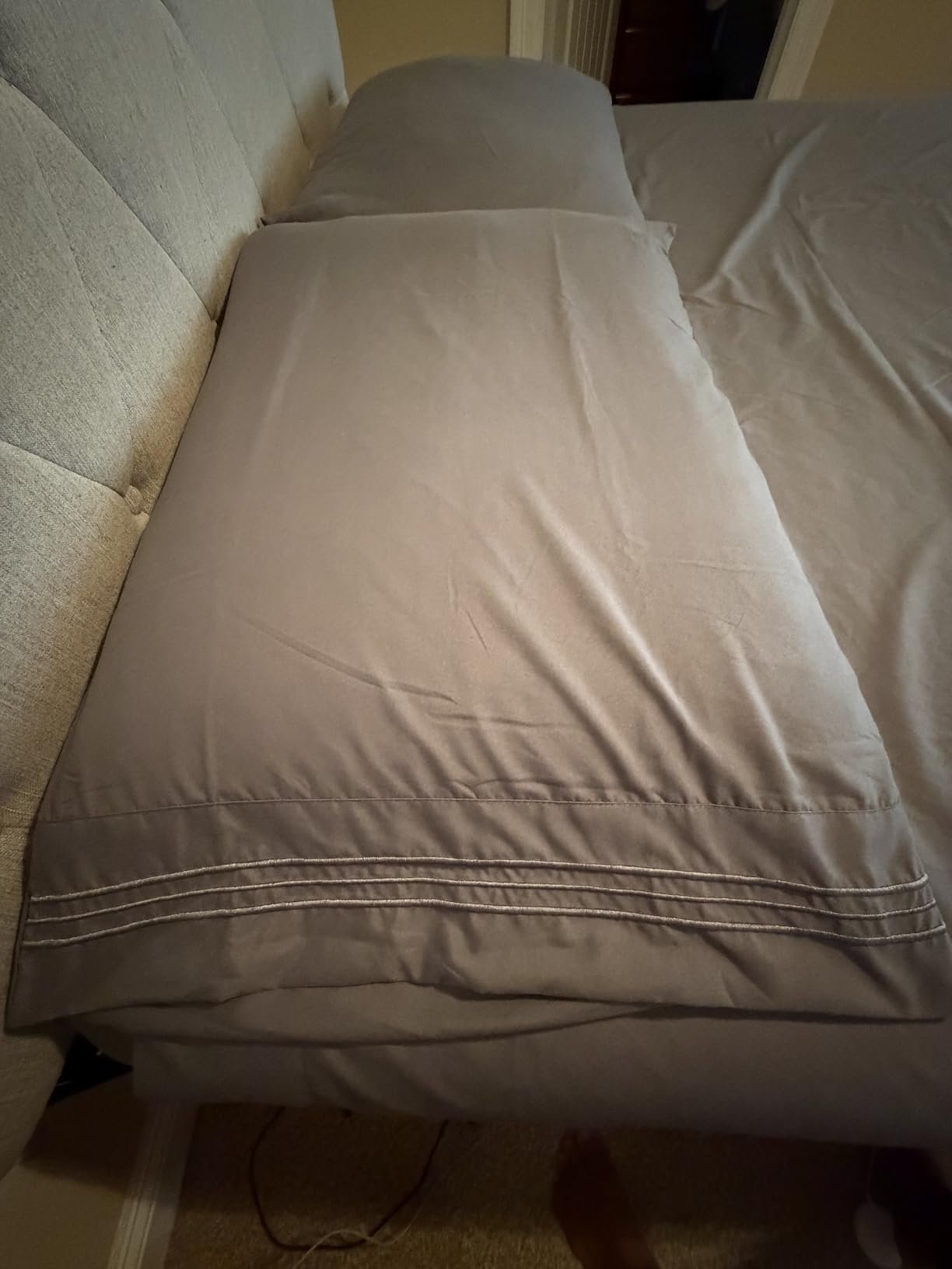 Queen Size 4 Piece Sheet Set - Comfy Breathable & Cooling Bed Sheets Set - Hotel Luxury Bedding for Women. Men. Kids. Teens. Boys & Girls - Deep Pockets. Soft and Wrinkle Free - Oeko-Tex - Dark Grey photo review