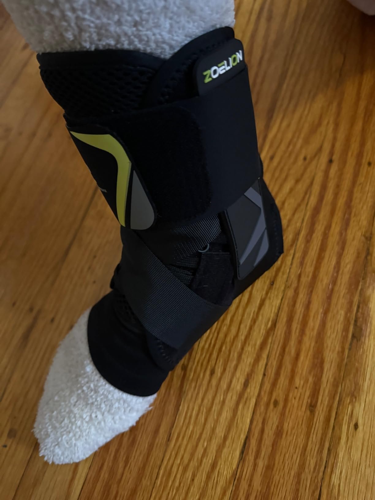 Quick Lace Up Ankle Brace with Side Stabilizing Pads. Slim Fit Ankle Support Brace. Adjustable & Breathable Ankle Support for Men Women. Ankle Stabilizer for Sprain.Injury Recovery.Sports.XL photo review