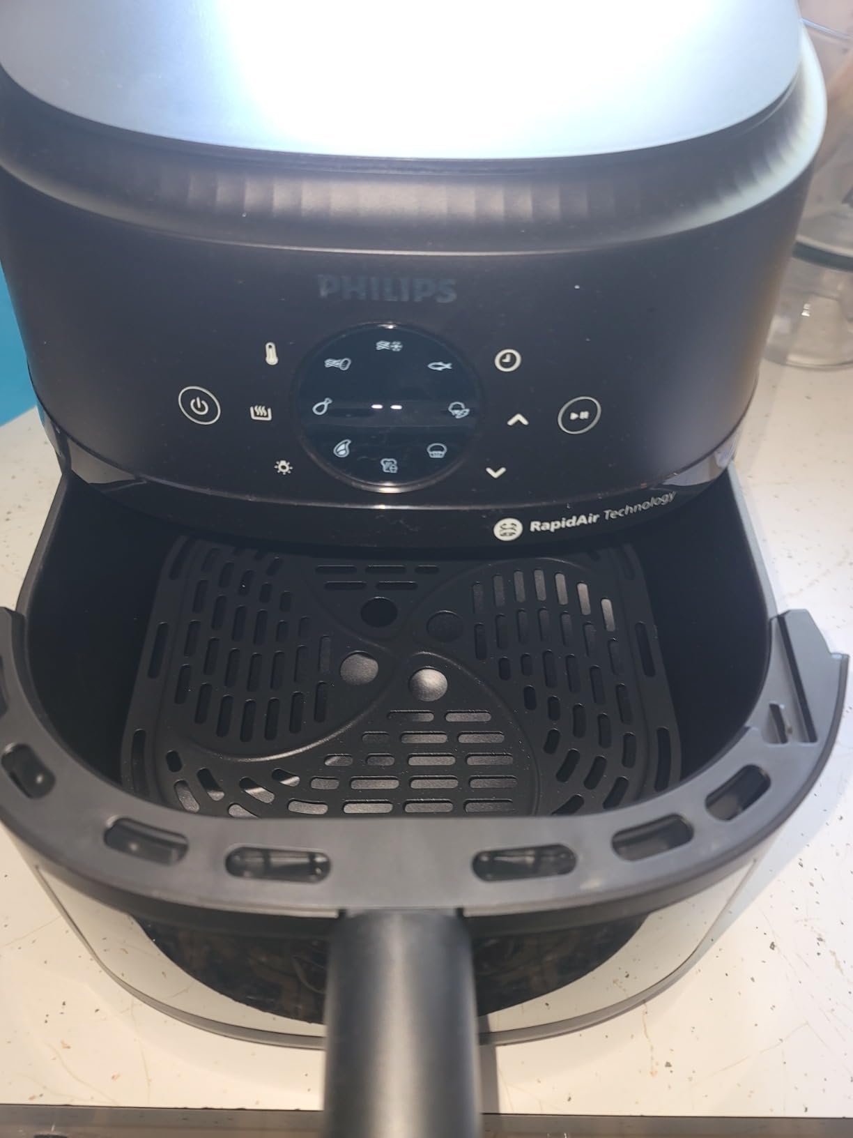Philips 2000 Series Airfryer - RapidAir Technology. 13-in-1 Ways to Cook. 4.4QT Capacity. Healthier Meals Up to 90% Less Fat. Easy to Clean. Dishwasher Safe. Touchscreen Control. HomeID App (NA221/00) photo review
