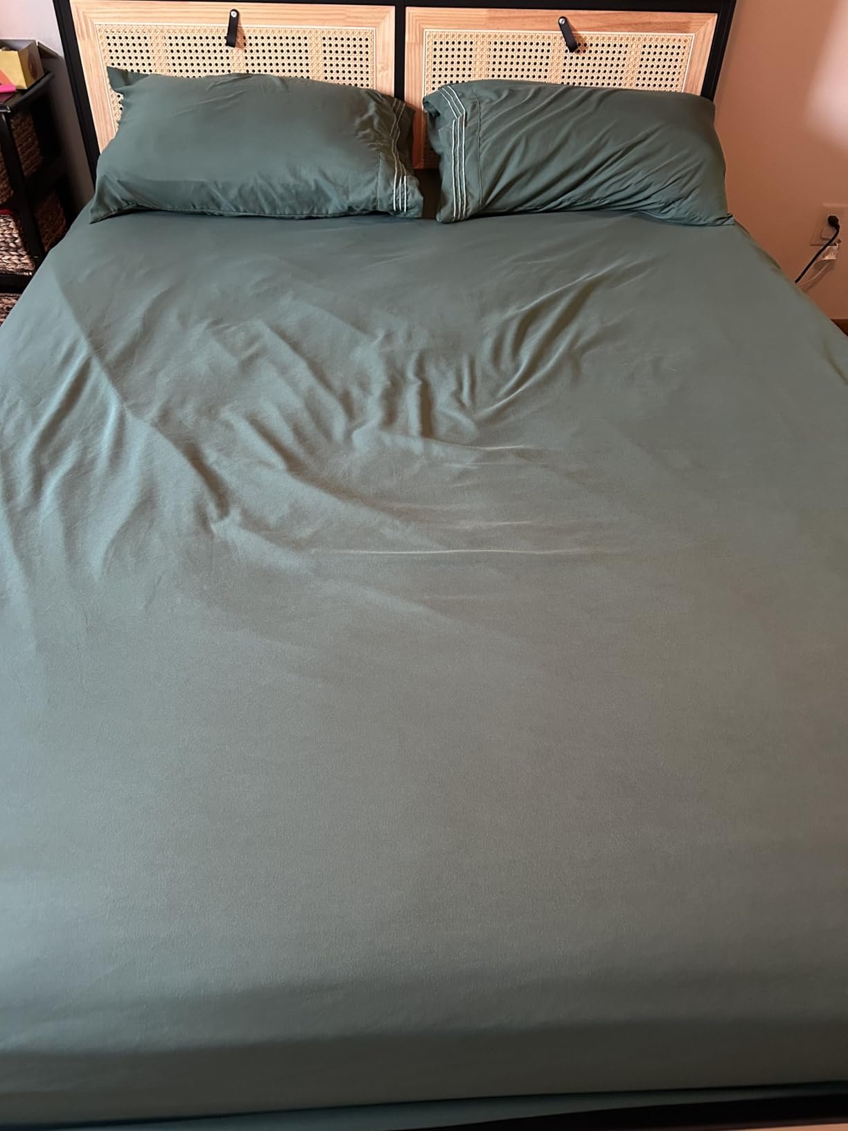 Queen Size 4 Piece Sheet Set - Comfy Breathable & Cooling Bed Sheets Set - Hotel Luxury Bedding for Women. Men. Kids. Teens. Boys & Girls - Deep Pockets. Soft and Wrinkle Free - Oeko-Tex - Dark Grey photo review