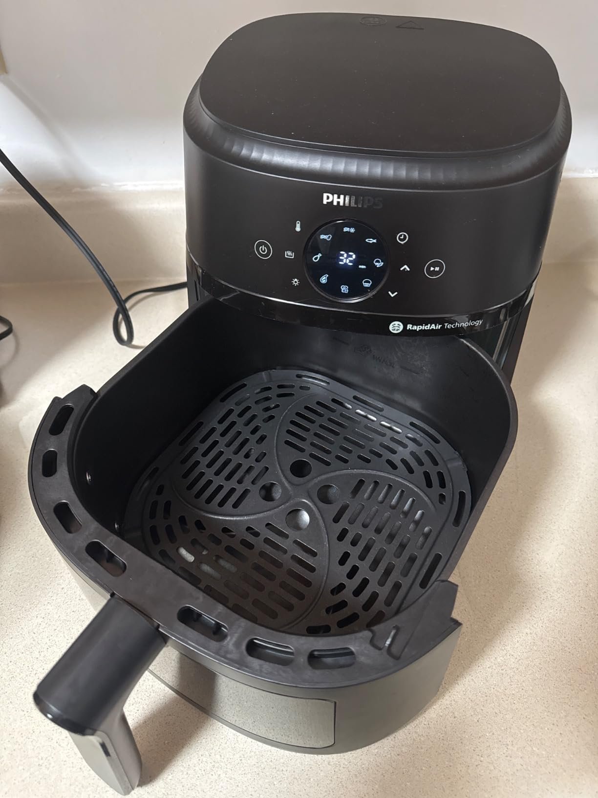 Philips 2000 Series Airfryer - RapidAir Technology. 13-in-1 Ways to Cook. 4.4QT Capacity. Healthier Meals Up to 90% Less Fat. Easy to Clean. Dishwasher Safe. Touchscreen Control. HomeID App (NA221/00) photo review