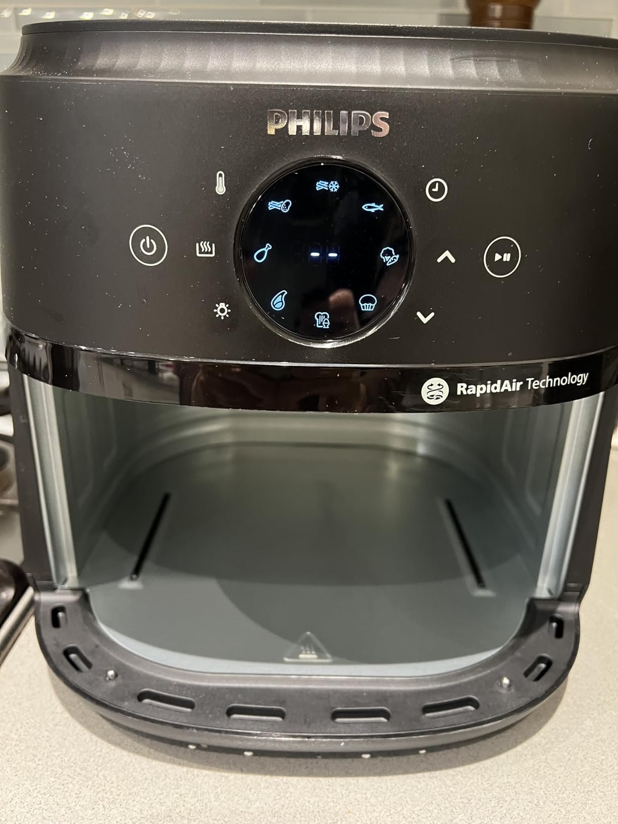 Philips 2000 Series Airfryer - RapidAir Technology. 13-in-1 Ways to Cook. 4.4QT Capacity. Healthier Meals Up to 90% Less Fat. Easy to Clean. Dishwasher Safe. Touchscreen Control. HomeID App (NA221/00) photo review