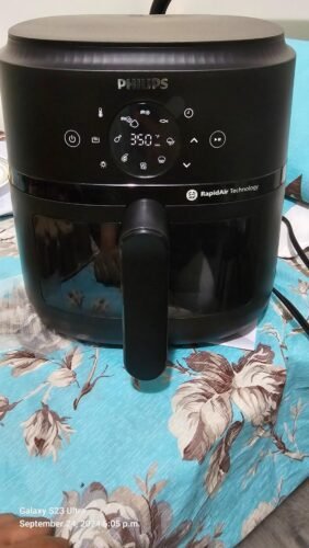 Philips 2000 Series Airfryer - RapidAir Technology. 13-in-1 Ways to Cook. 4.4QT Capacity. Healthier Meals Up to 90% Less Fat. Easy to Clean. Dishwasher Safe. Touchscreen Control. HomeID App (NA221/00) photo review