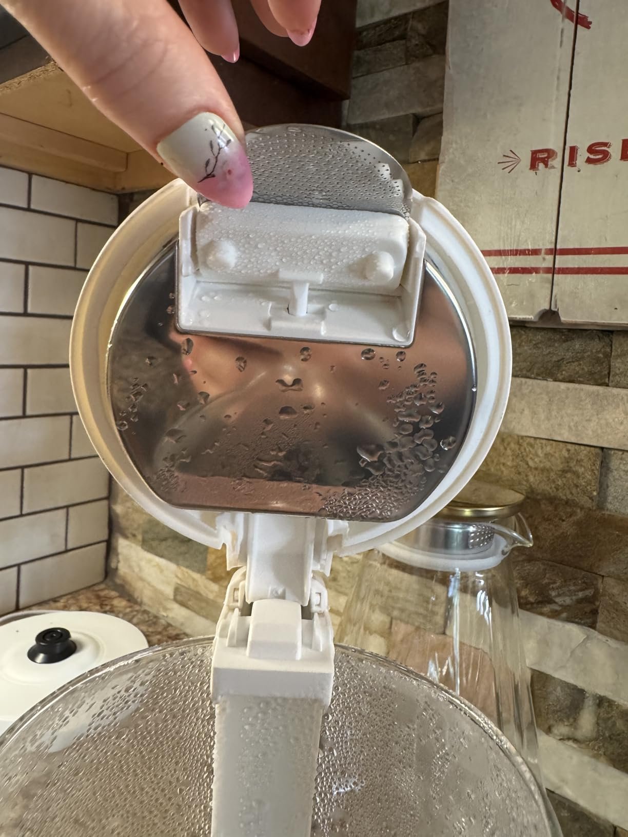 Cosori Electric Kettle. No Plastic Contact With Water. Wide Mouth For Easy Cleaning. Auto Shut Off. 1.7L Tea Kettle & Hot Water Boiler. Water Heater & Teapot. Borosilicate Glass. Black. 1500W photo review