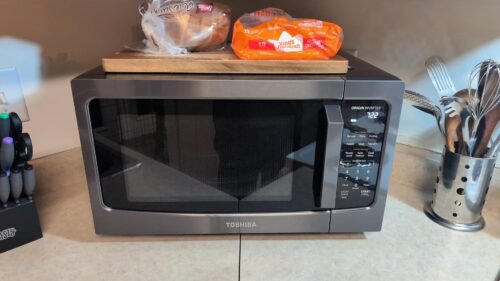 TOSHIBA EM131A5C-BS Countertop Microwave Ovens 1.2 Cu Ft. 12.4 Removable Turntable Smart Humidity Sensor 12 Auto Menus Mute Function ECO Mode Easy Clean Interior Black Color 1000W photo review