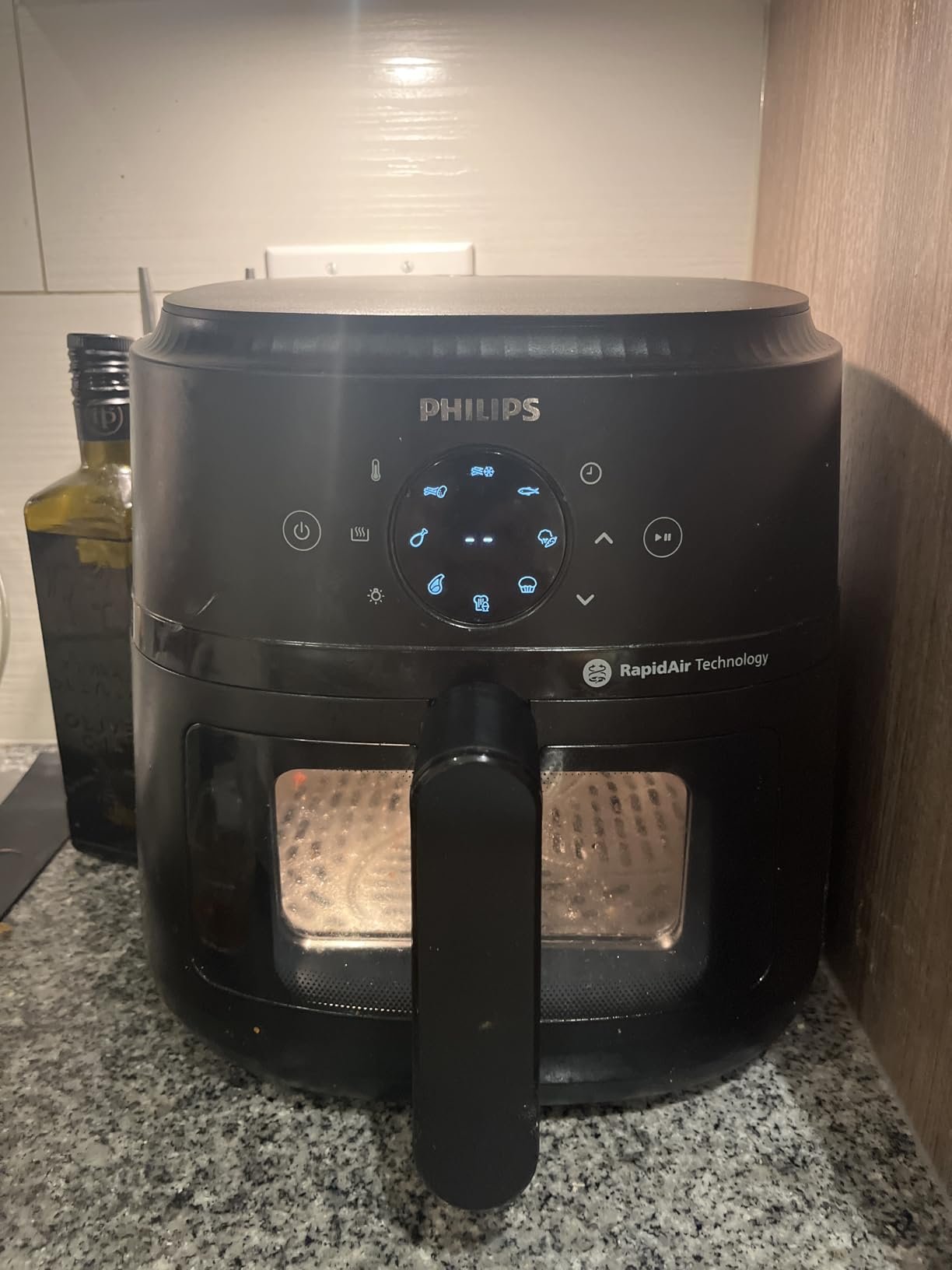 Philips 2000 Series Airfryer - RapidAir Technology. 13-in-1 Ways to Cook. 4.4QT Capacity. Healthier Meals Up to 90% Less Fat. Easy to Clean. Dishwasher Safe. Touchscreen Control. HomeID App (NA221/00) photo review