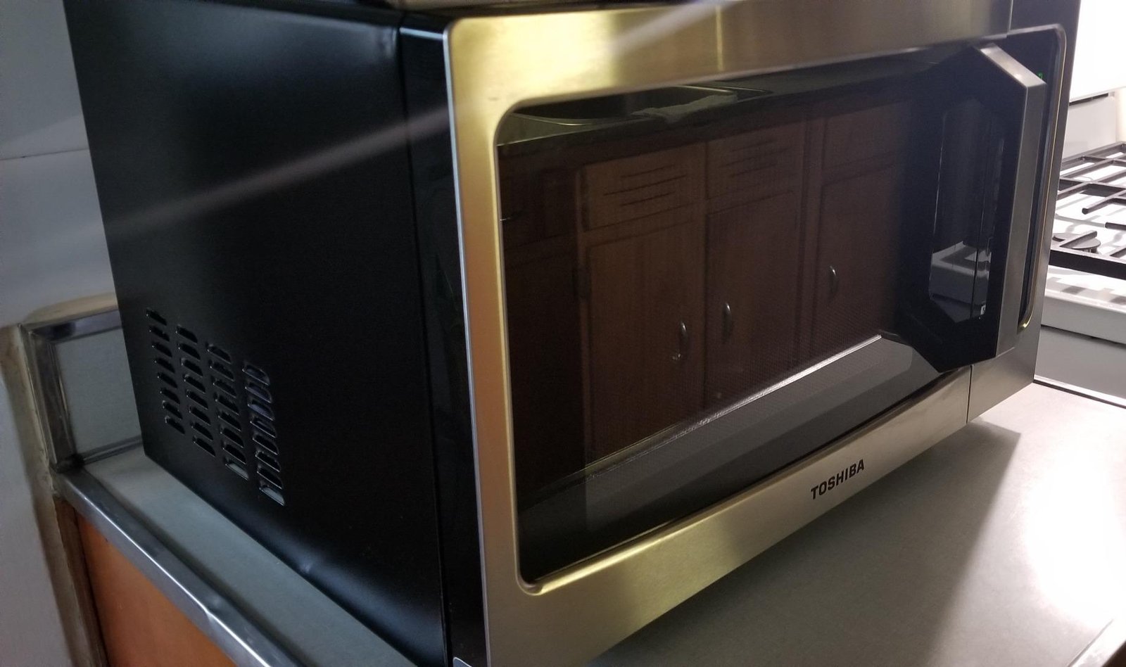 TOSHIBA EM131A5C-BS Countertop Microwave Ovens 1.2 Cu Ft. 12.4 Removable Turntable Smart Humidity Sensor 12 Auto Menus Mute Function ECO Mode Easy Clean Interior Black Color 1000W photo review