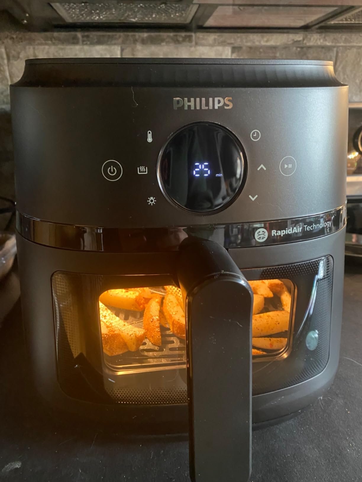 Philips 2000 Series Airfryer - RapidAir Technology. 13-in-1 Ways to Cook. 4.4QT Capacity. Healthier Meals Up to 90% Less Fat. Easy to Clean. Dishwasher Safe. Touchscreen Control. HomeID App (NA221/00) photo review