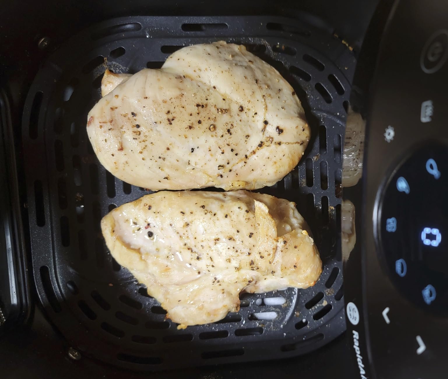 Philips 2000 Series Airfryer - RapidAir Technology. 13-in-1 Ways to Cook. 4.4QT Capacity. Healthier Meals Up to 90% Less Fat. Easy to Clean. Dishwasher Safe. Touchscreen Control. HomeID App (NA221/00) photo review