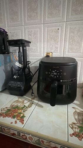 Philips 2000 Series Airfryer - RapidAir Technology. 13-in-1 Ways to Cook. 4.4QT Capacity. Healthier Meals Up to 90% Less Fat. Easy to Clean. Dishwasher Safe. Touchscreen Control. HomeID App (NA221/00) photo review